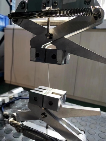 山東大學(xué)半干模拉伸試驗(yàn)機(jī)測(cè)試.jpg 山東大學(xué)半干模拉伸試驗(yàn)機(jī)測(cè)試.jpg